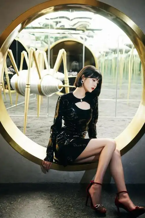 就让李溪芮看上去很有御姐范了,短裙的版型配上一字带高跟鞋,能够很好