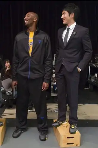 王力宏踩木箱与科比合照 见偶像卖乖送专辑(图)