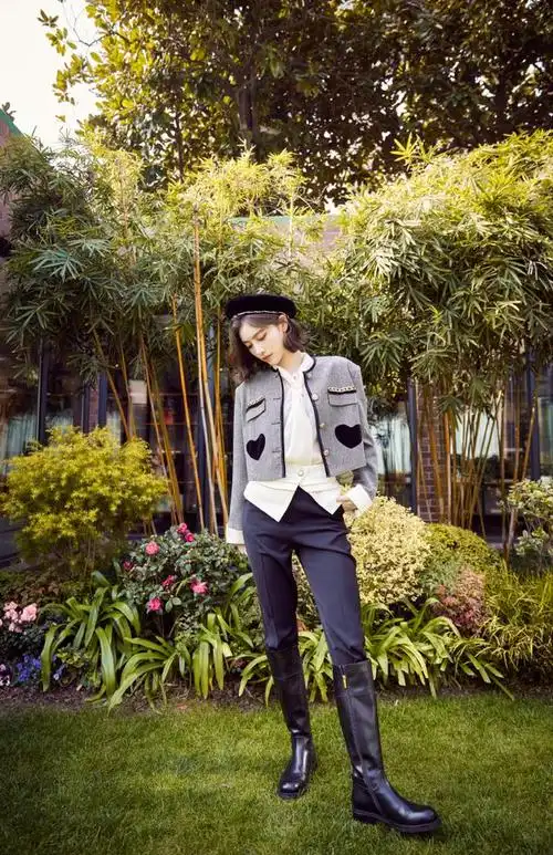 组图许佳琪贝雷帽配长靴英伦风满满摆老虎pose俏皮可爱