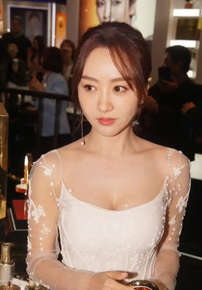 37岁杨蓉着白色露背礼服亮相 身材有料笑容甜美