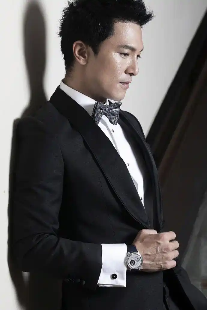 邱泽亮相台北电影节,一袭精致修身的西服look,经典的黑白搭配,简约