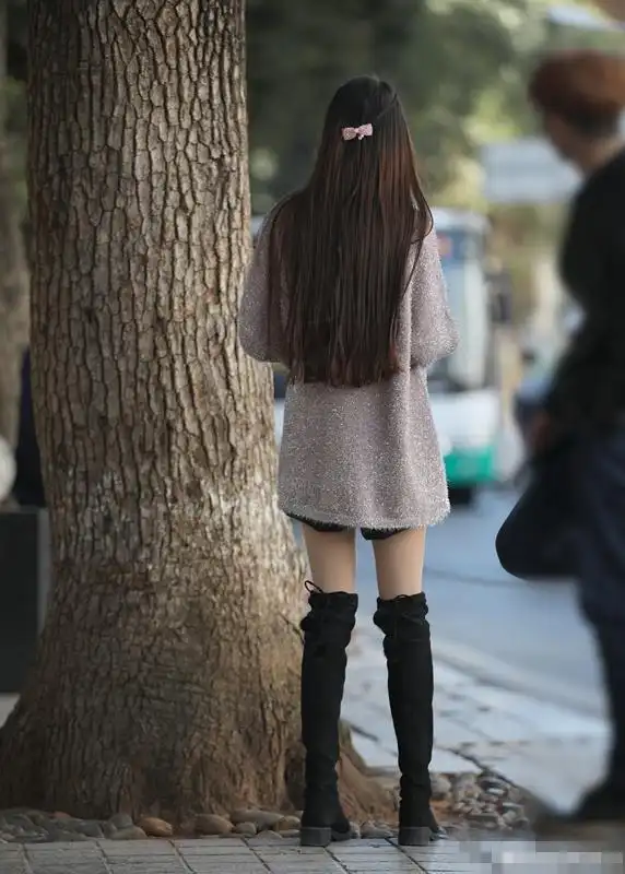 街拍广州:呢子大衣和肉色丝袜穿搭,性感的长腿,背影美到心醉!