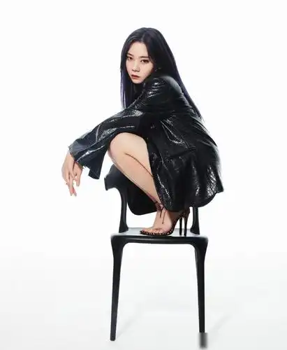 张紫宁真拼穿12厘米高跟鞋蹲椅子上配皮衣双腿线条很完美