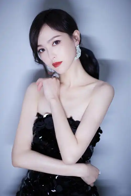 唐嫣亮片抹胸裙性感写真图片[5/6]_明星_美桌网