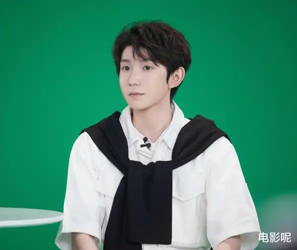 王源黑色大衣机场路透,这"太平洋宽肩"男友力拉满!|明星|分享-彩奇网