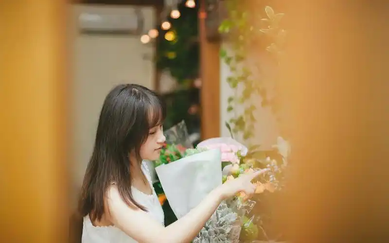 清新美女唯美花房写真,高清壁纸图片,清纯美女-回车桌面