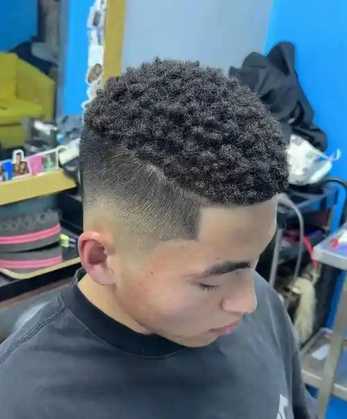 尤其是头顶头发稀疏的男生,最适合这种卷发发型.1.