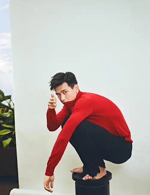 李现新年红衣写真曝光 搭修身西裤展诱人好身材