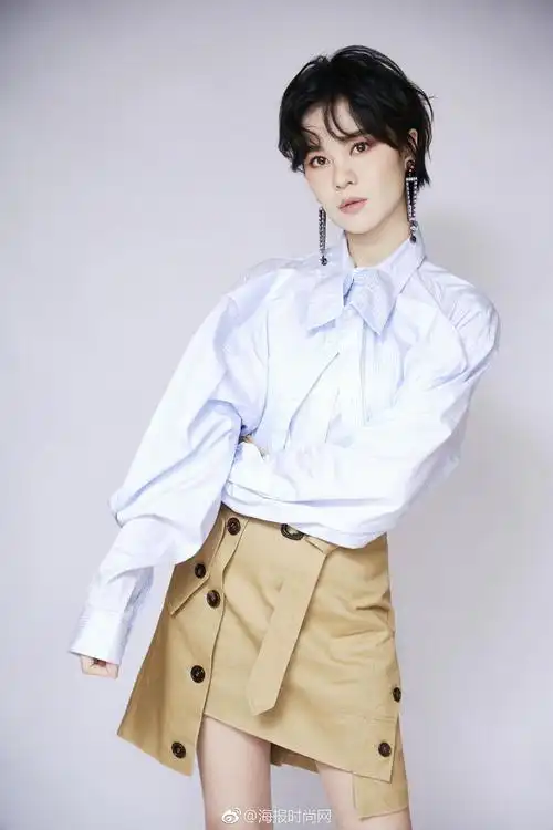 郁可唯 身着y/project上衣,yohanix半裙搭配prada黑色高跟鞋亮相成