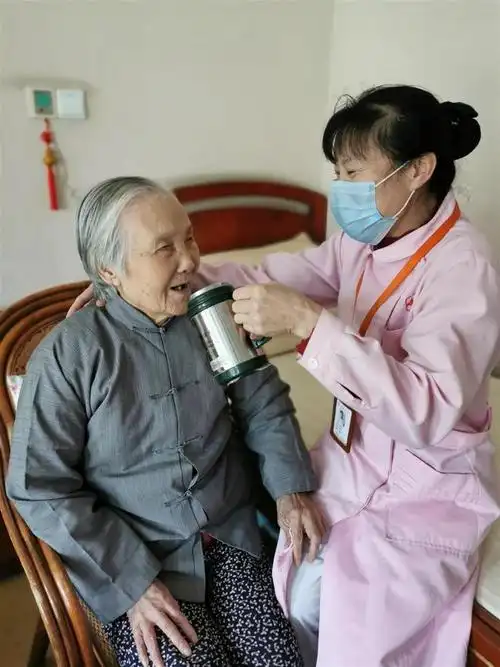 疫情期间百岁老人生日宴被取消封后的养老院为老人做了这些事