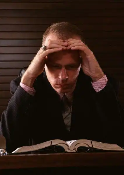 工作男性劳累,疲惫图片