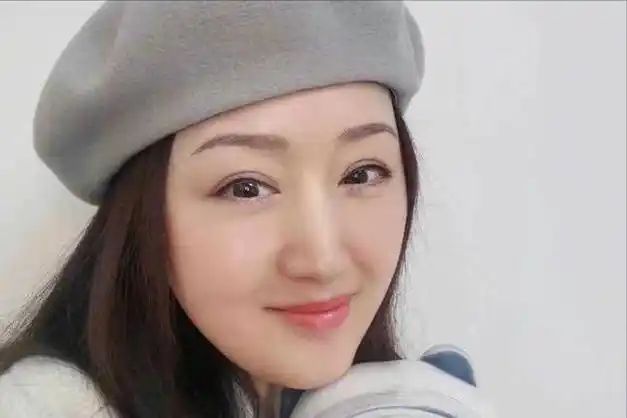 52岁杨钰莹怀孕了挺大肚穿高跟鞋险摔倒助理表情惊恐忙搀扶