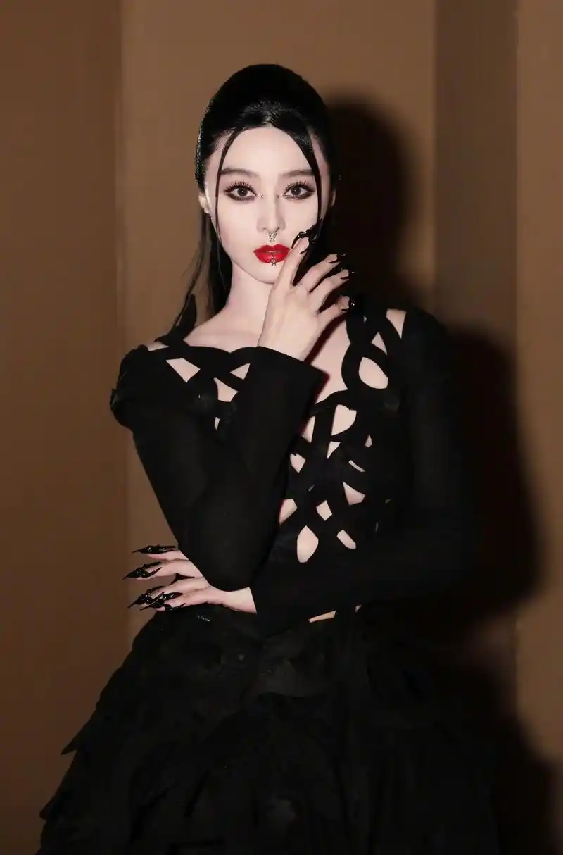 范冰冰 #巴黎时装周 会告诉内娱什么才叫时尚 - 抖音