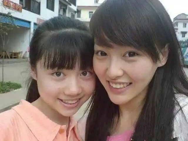 大学时的唐嫣与同学合影