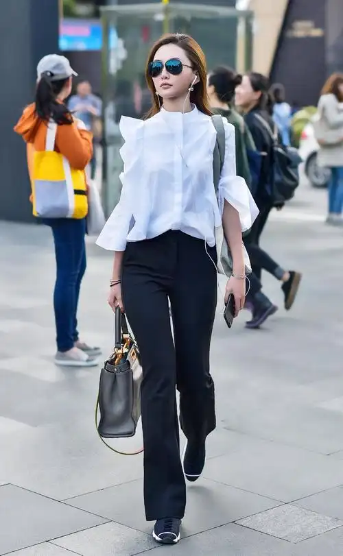 杨幂随便一穿又被舔屏白衬衫加黑裤子极简风才是时尚的最主流