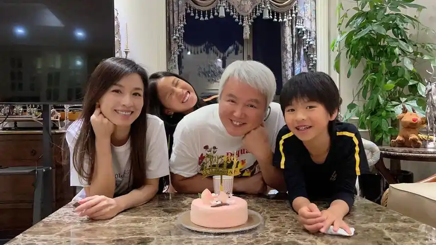 林瑞阳生日张庭携儿女温馨庆祝