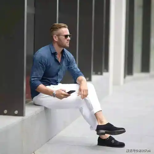 夏季男士白色牛仔裤如何搭配各类单品,既显高级时尚又显品味气质