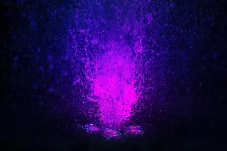 彩色喷泉溅紫色和蓝色的颜色照片