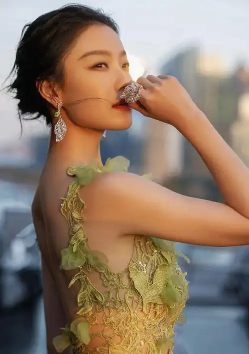 倪妮不愧是气质女神,穿绿裙尽显曼妙身姿,原图比精修图还要美_网易