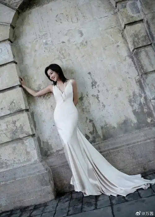 万茜白月光造型