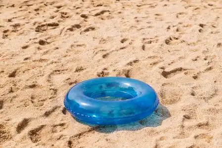 黄色的游泳圈图片