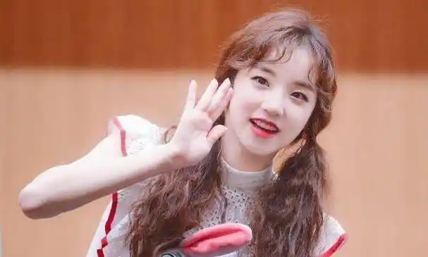 为啥宋雨琦总是浓妆出镜?看到她素颜时的模样,终于明白了!