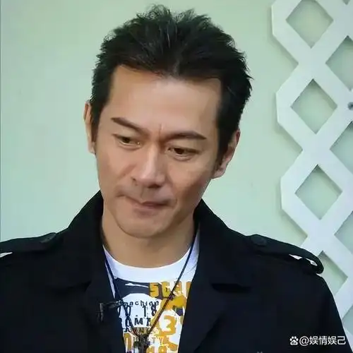 江华想必很多人都有印象,当是他作为香港tvb的男星,在娱乐圈也算是红