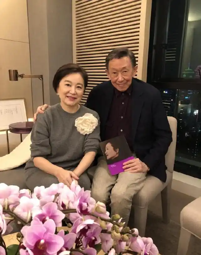 林青霞旧爱秦汉近况曝光,闲在家中给小孙女做牛肉面,与儿媳相处融洽