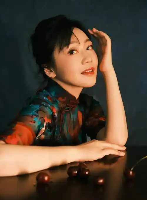 闫妮旗袍造型惊艳全场:展现中国女性的优雅与自信