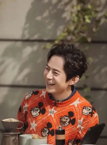 何炅自曝发际线高撕起刘海那一刻就清楚发型真的很重要