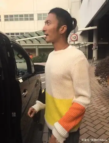 谢霆锋挑战"侧剃发型"意外帅气,配上黑色西装,颜值回归21岁