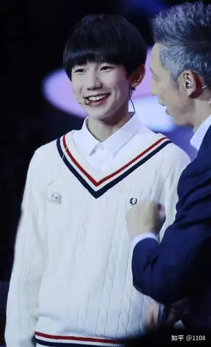 有哪些王源笑的很开心的图片