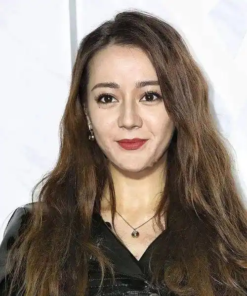 但也有小部分女明星翻车,比如迪丽热巴,生图皮肤较为粗糙,法令纹,细纹