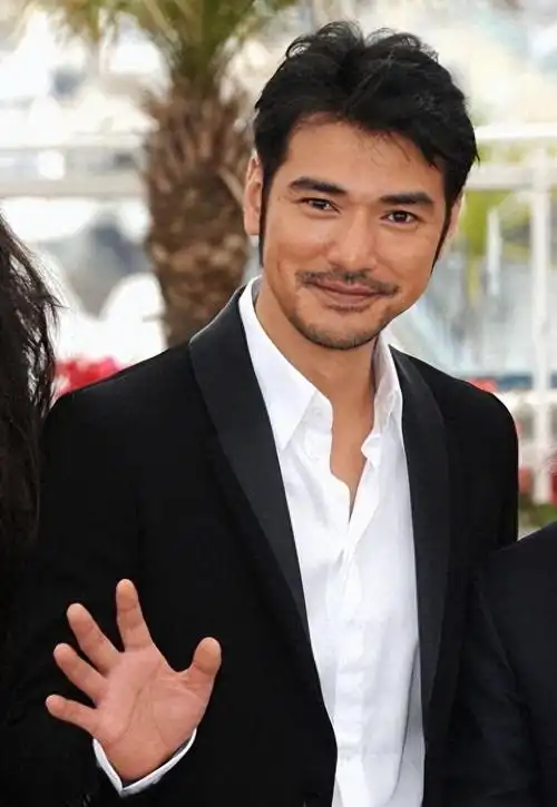 建议查查金城武真实职业!51岁叔圈顶流靠失踪杀疯了