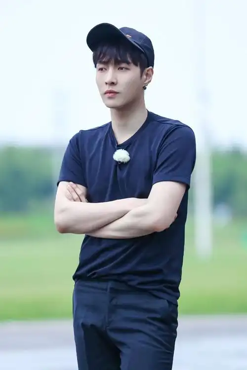 张艺兴极限挑战帅气图片19