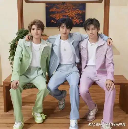 tfboys十周年切蛋糕的时候,十周年蛋糕塌了