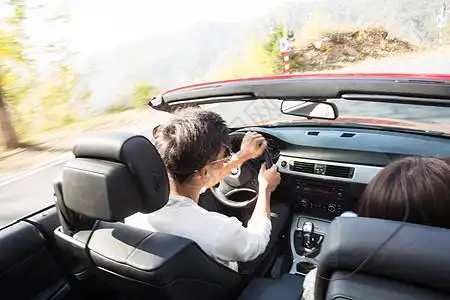 浪漫跑车男朋友成年人旅途青年男女开车出去旅行背景