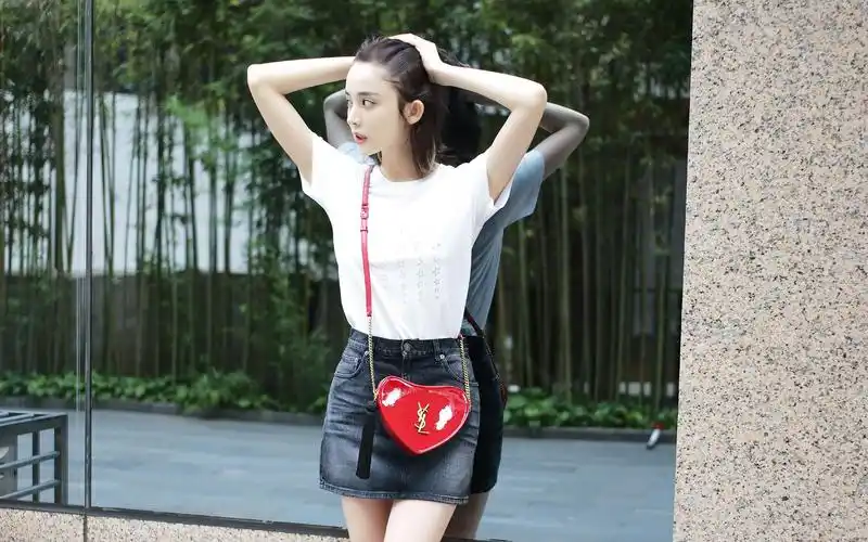 古力娜扎清凉街拍高清桌面壁纸