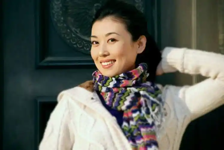 央视主持人李红近照比董卿还美嫁大20岁富豪被宠成公主