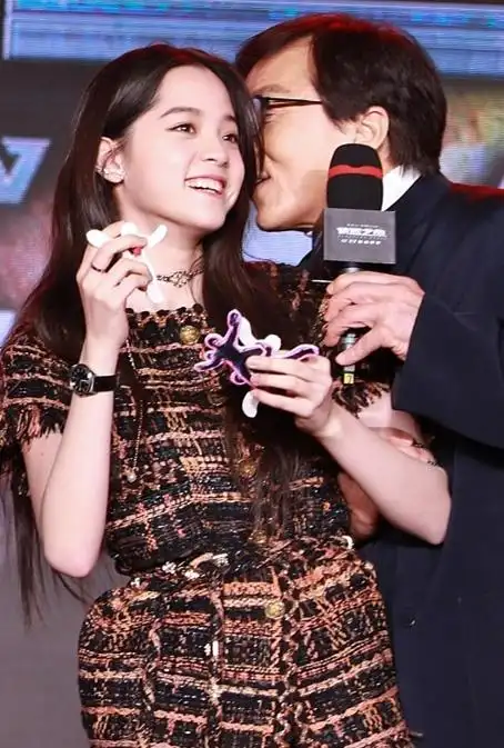 成龙帮欧阳娜娜举饮料杯,爱抚摸头好似对女儿父爱爆棚