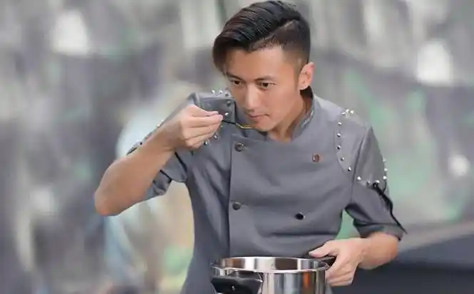 但是从侧面来说呀,我们也能看得出谢霆锋的这股冲劲其实现在的年轻