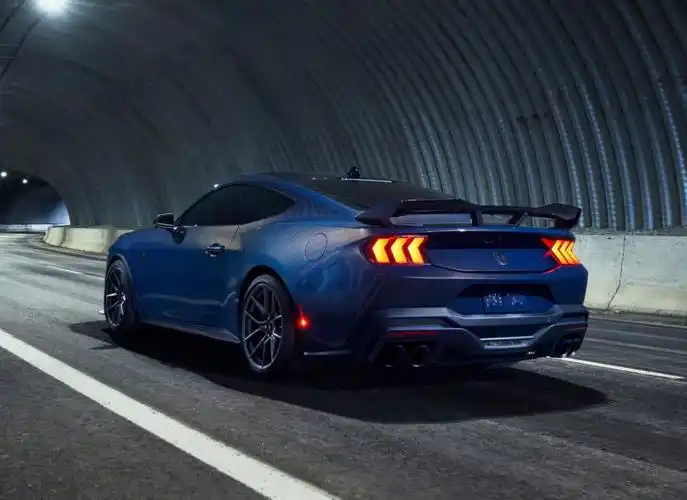 mustang dark horse拥有全新的设计语言,将美式肌肉跑车的暴力美学与