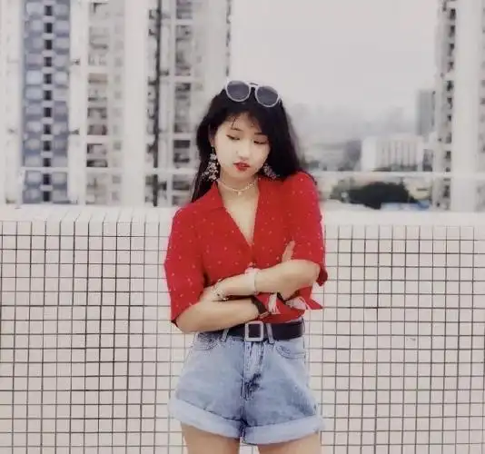 梦依,1993年出生,内蒙人,因拍摄复古港风变装视频走