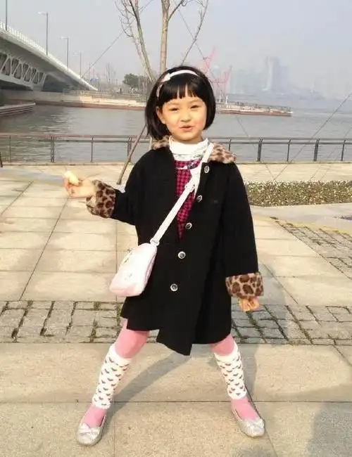 昔日童星沈洁近况:成文化公司老板,人到中年眼神清澈如初!