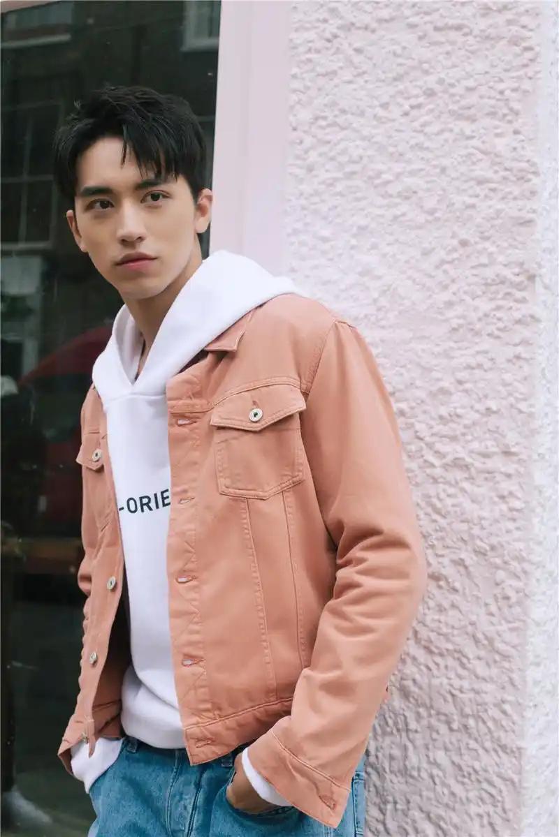 8 许魏洲伦敦mv画报曝光 开启异国街头浪漫邂逅