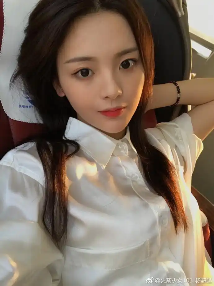 杨超越晒素颜自拍照清爽纯净 皮肤白嫩少女感十足