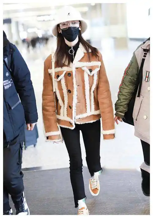 原创吴谨言终于换发型羊毛卷发配短裙165身高穿出175大长腿