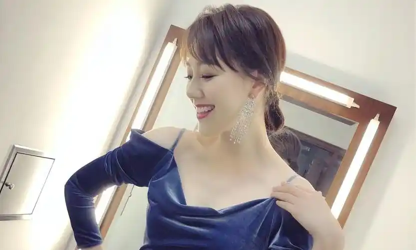 央视女主持王冠5年后再度回归被指曾经离开是因为曹可凡