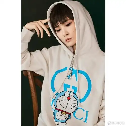 来康一康,gucci今天推出的哆啦a梦系列联名卫衣,三位代言人上身表现.