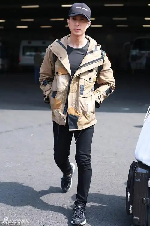 组图:吴尊皮肤好眼睛进沙不停揉 眼圈泛红不损颜值